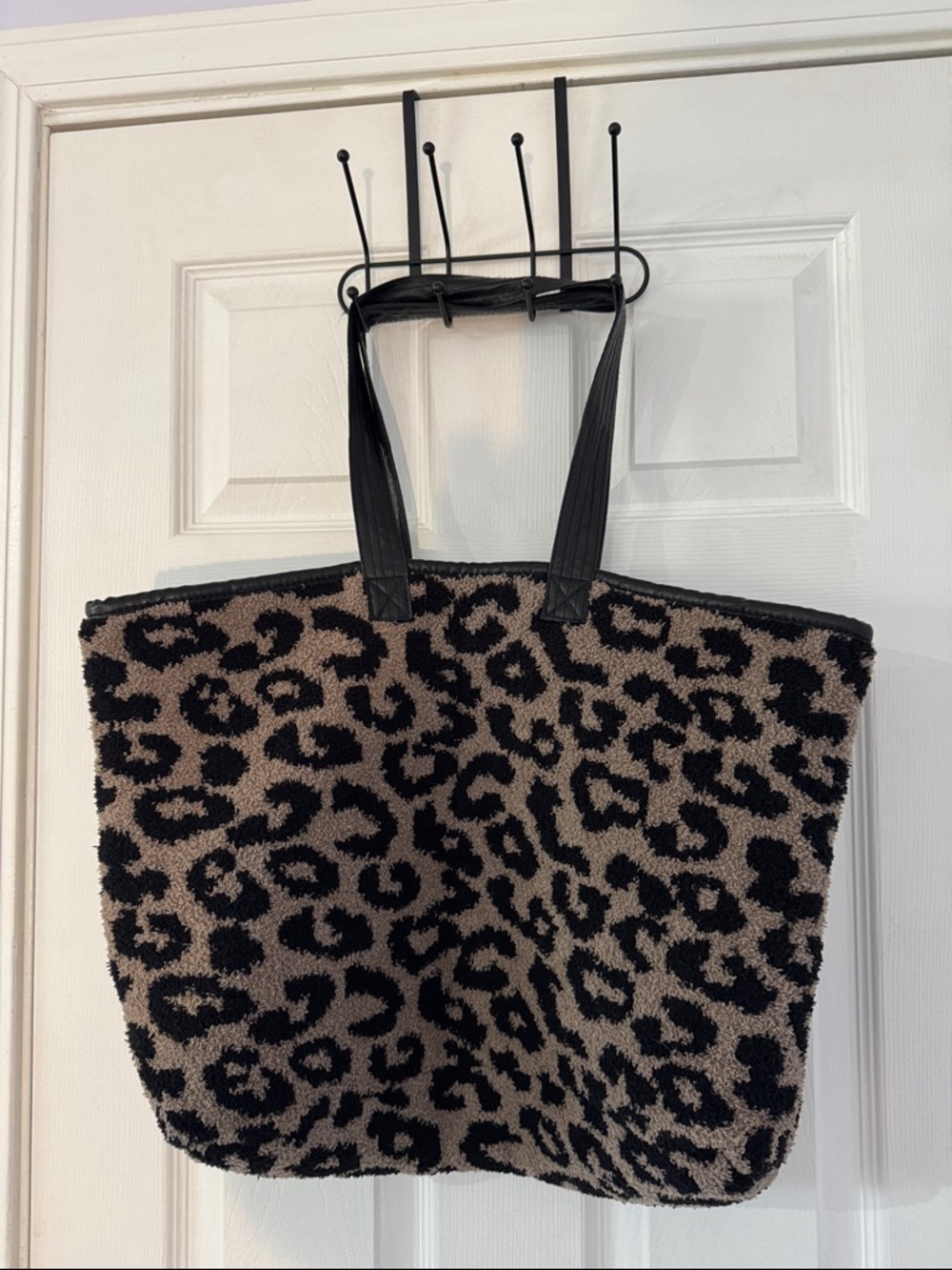 Comfy Luxe Leopard Print Sherpa Tote Bag - Black & Brown